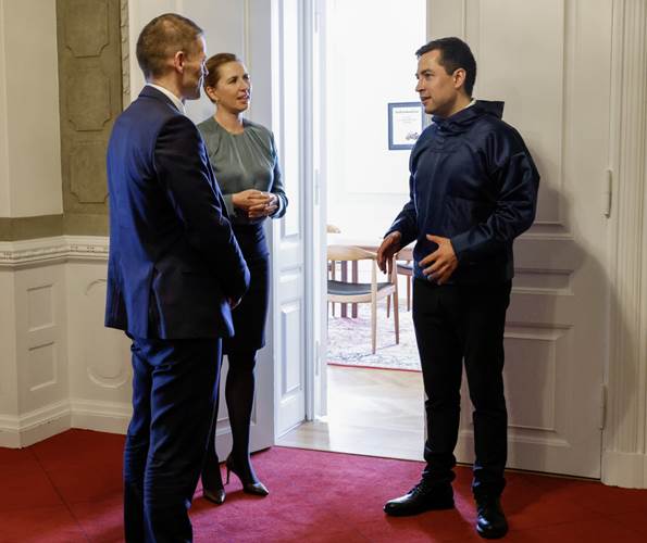 Færøernes lagmand Bárður á Steig Nielsen, statsminister Mette Frederiksen og Grønlands landsstyreformand Múte Bourup Egede taler sammen efter underskriftsceremoni.