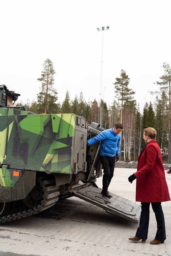 Statsminister Mette Frederiksen og Sveriges statsminister Ulf Kristersson ved siden af en kampvogn