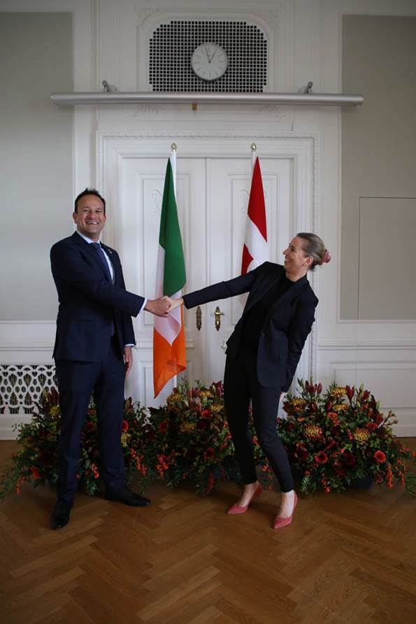 Statsminister Mette Frederiksen og Irlands premiereminister Leo Varadkar giver hånd 