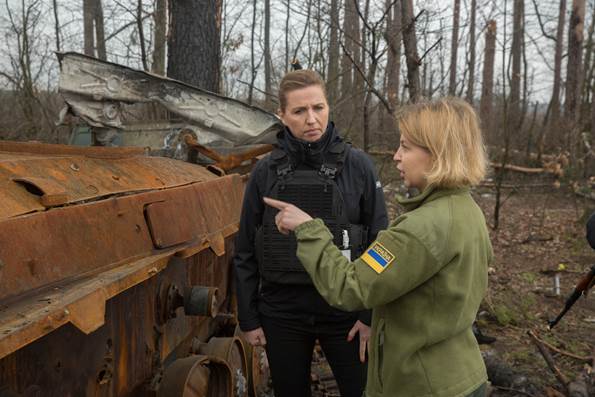 Statsminister Mette Frederiksen får under sit besøg i Ukraine blandt andet vist afbrændt militært udstyr af Olha Stefanishyna fra den ukrainske regering.