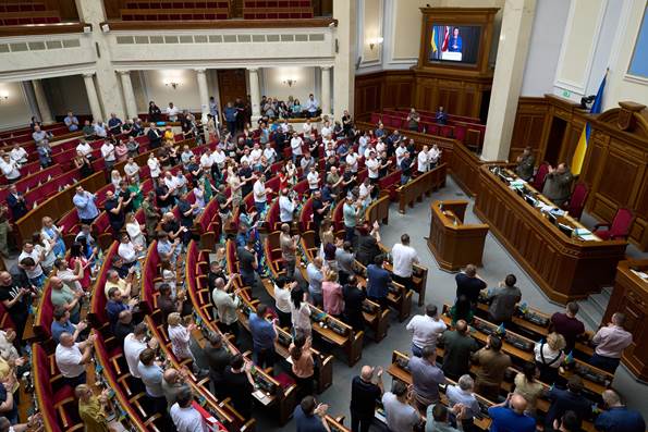 Stående applaus undervejs i statsminister Mette Frederiksens videotale til det ukrainske parlament.