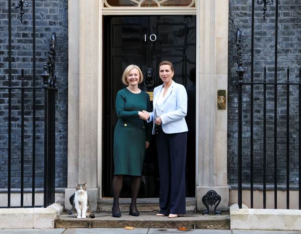 Storbritanniens premierminister Liz Truss og statsminister Mette Frederiksen giver hinanden hånden.