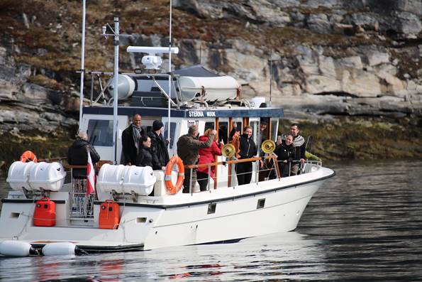 Statsministeren på en fiskerbåd i Grønland