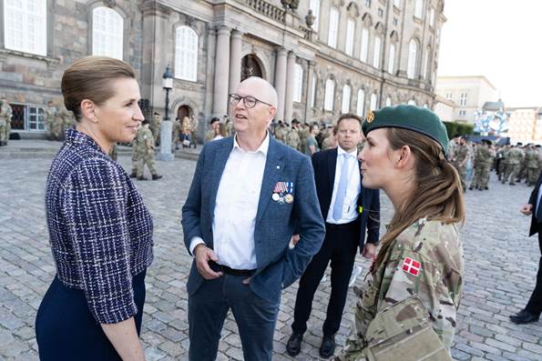 Statsminister Mette Frederiksen taler med kvindelig soldat