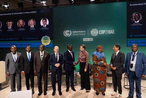 Statsminister Mette Frederiksen sammen med flere af deltagerne ved COP28