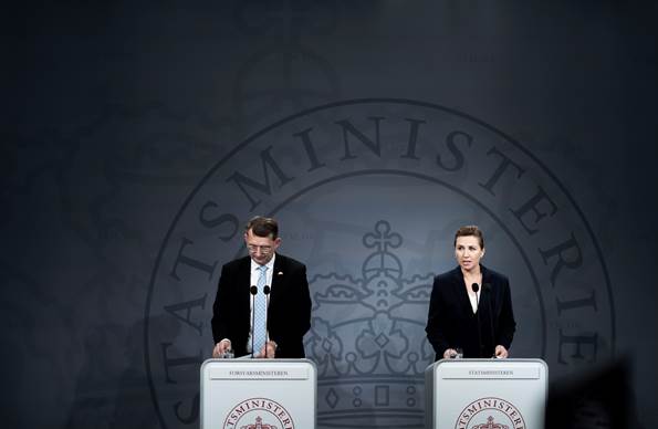 Forsvarsminister Troels Lund Poulsen ved siden af statsminister Mette Frederiksen