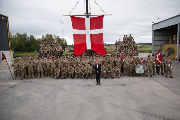 Statsministeren på gruppefoto med soldater ved besøg på NATO-base i Estland