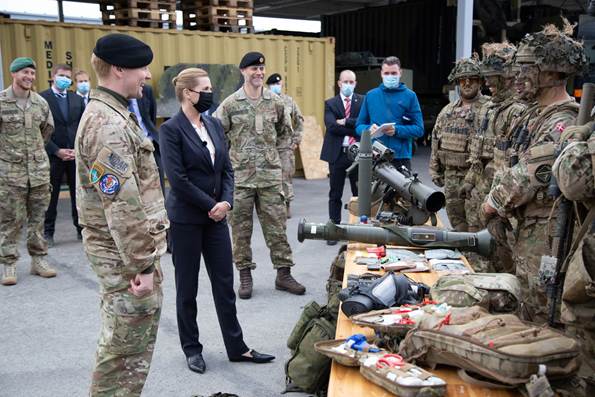 Statsministeren får vist danske soldaters våben og udstyr på base i Estland