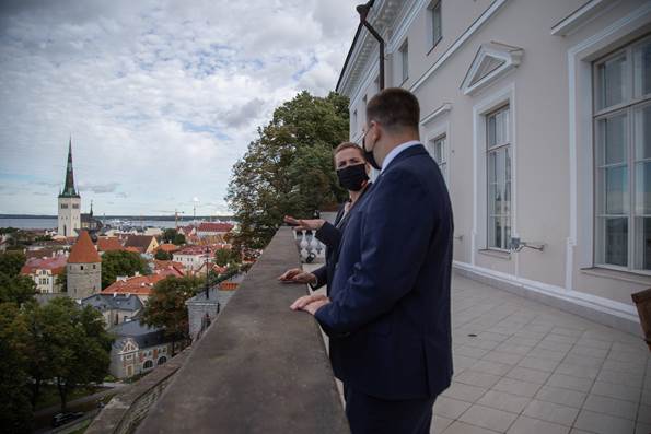 Statsministeren Mette Frederiksen og Estlands premierminister Jüri Ratas på balkon i Tallin