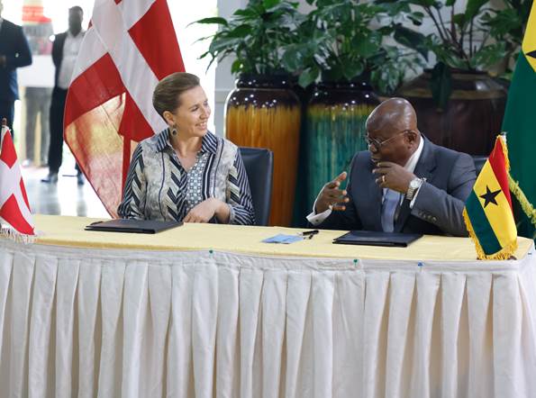 Statsminister Mette Frederiksen og Ghanas præsident efter underskrift af hensigtserklæring om at nå SDG6-målene.