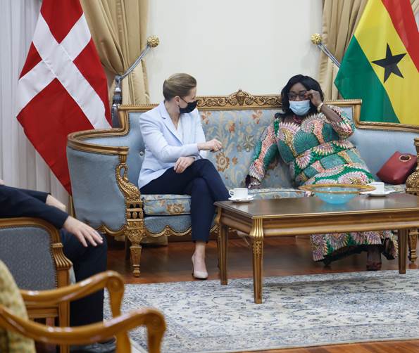 Statsminister Mette Frederiksen i samtale med den ghanesiske minister of state for Works and Housing, Freda Prempeh. 