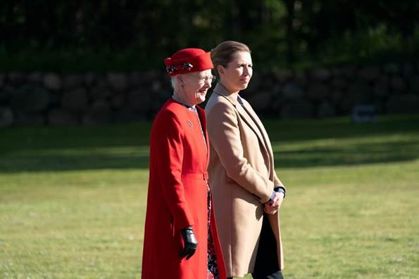 Hendes Majestæt Dronning Margrethe II i Mindelunden sammen med statsminister Mette Frederiksen