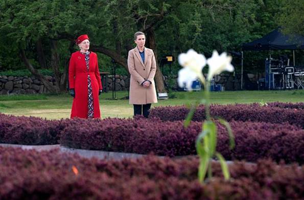 Hendes Majestæt Dronning Margrethe II i Mindelunden sammen med statsminister Mette Frederiksen