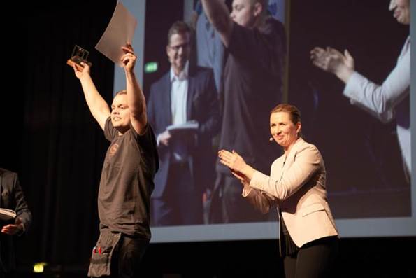 Statsminister Mette Frederiksen klapper af vinder til DM i Skills 2020