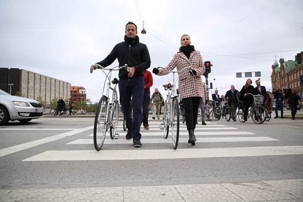 Statsminister Mette Frederiksen og Irlands premiereminister Leo Varadkar på cykeltur i København