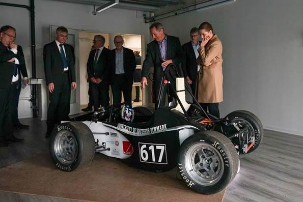 Et firhjulet køretøj bliver vist frem for Statsminister Mette Frederiksen på Syddansk Universitet i Sønderborg 