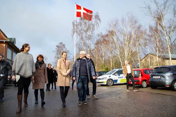 Statsminister Mette Frederiksen på besøg ved Lysabild Skole sammen med blandt andre Sønderborgs borgmester Erik Lauritzen