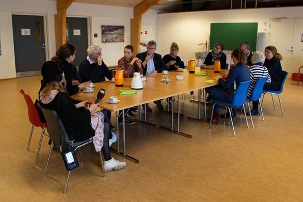 Statsminister Mette Frederiksen sidder ved et mødebord sammen med blandt andre Sønderborgs borgmester Erik Lauritzen