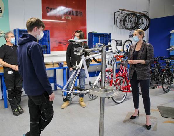 Statsminister Mette Frederiksen taler med studerende fra TEC i Hvidovre, der har været i gang med at skifte hjul på en cykel