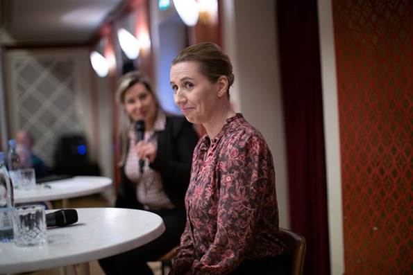 Statsminister Mette Frederiksen sidder ved et rundt bord, hvorfra hun svarer på spørgsmål fra Fyns Amts Avis