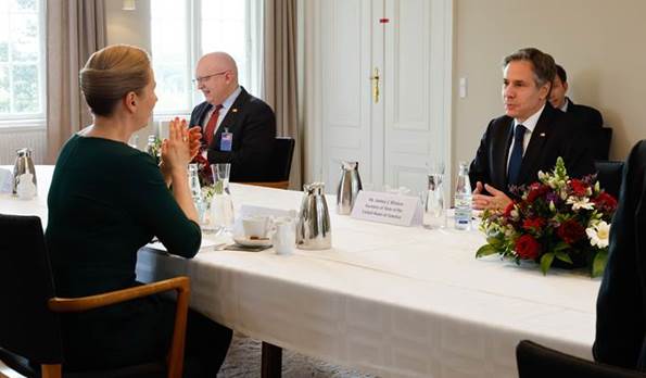 Statsminister Mette Frederiksen sidder sammen med USA