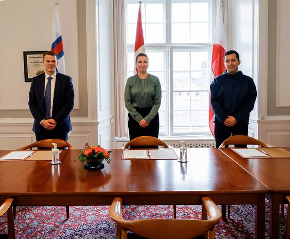 Færøernes lagmand Bárður á Steig Nielsen, statsminister Mette Frederiksen og Grønlands landsstyreformand Múte Bourup Egede inden underskriftsceremoni.