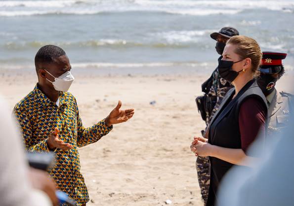 Statsminister Mette Frederiksen på stranden foran Osu Castle, det tidligere Fort Christiansborg i Ghana den 25. november 2021