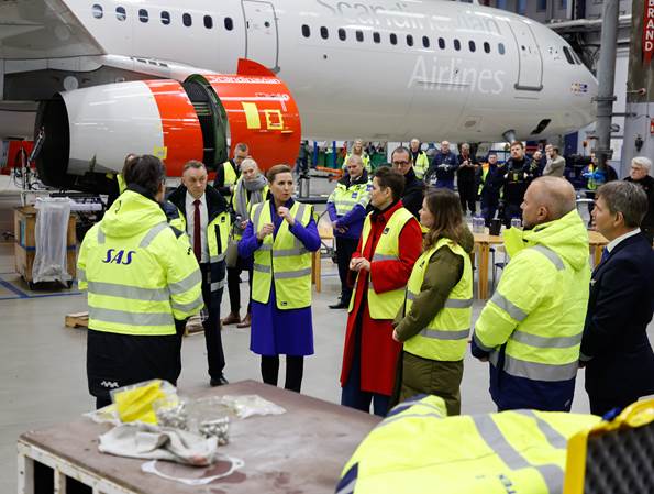 Statsministeren på besøg i Københavns Lufthavn med Pia Olsen Dyhr og Mai Villadsen - i baggrunden ses et SAS-fly