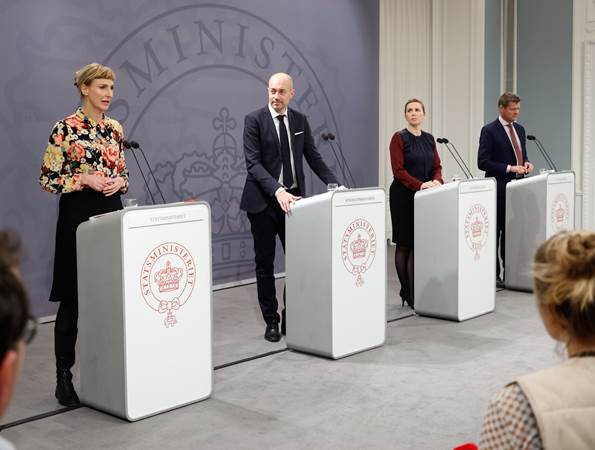 Tyra Grove Krause, Magnus Heunicke, Mette Frederiksen og Søren Brostrøm ved pressemøde i Spejlsalen den 27. januar 2022