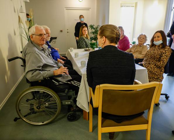 Statsminister Mette Frederiksen i samtale med beboere på plejecentret