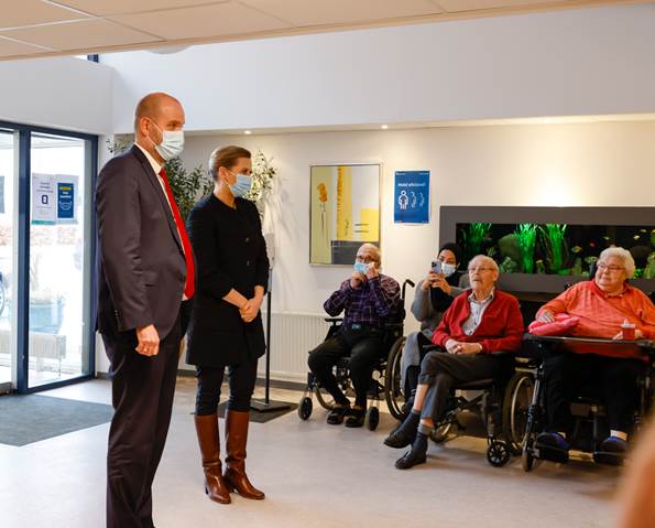 Herlevs borgmester Thomas Gyldal Petersen og statsminister Mette Frederiksen bliver modtaget på Lille Birkholm Center