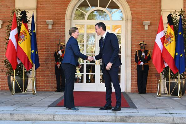 Statsminister Mette Frederiksen bliver modtaget af den spanske premierminister Pedro Sánchez.