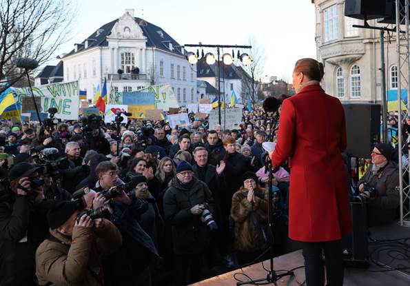 Statsminister Mette Frederiksen holder tale ved demonstration for Ukraine.