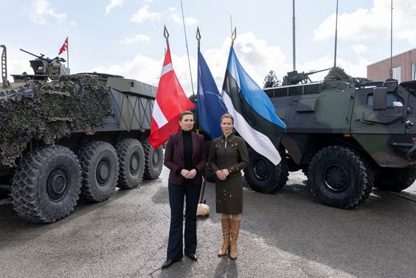 Statsminister Mette Frederiksen og den estiske premierminister Kaja Kallas på Tapa militærbase.