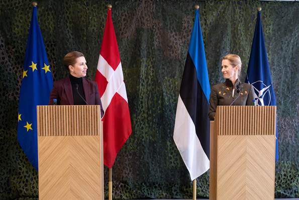 Statsminister Mette Frederiksen og den estiske premierminister bag talestolene på Tapa militærbase.