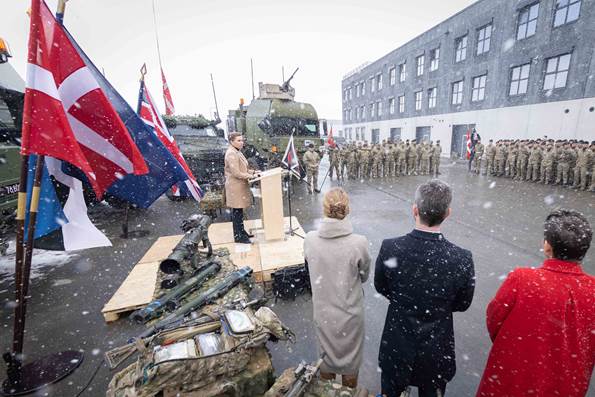 Statsminister Mette Frederiksen holder tale til soldaterne på den estiske militærbase Tapa.