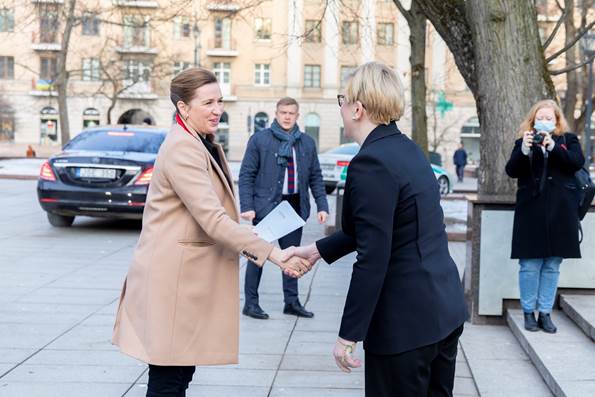 Statsminister Mette Frederiksen modtages af Litauens premierminister Ingrida Šimonytė.