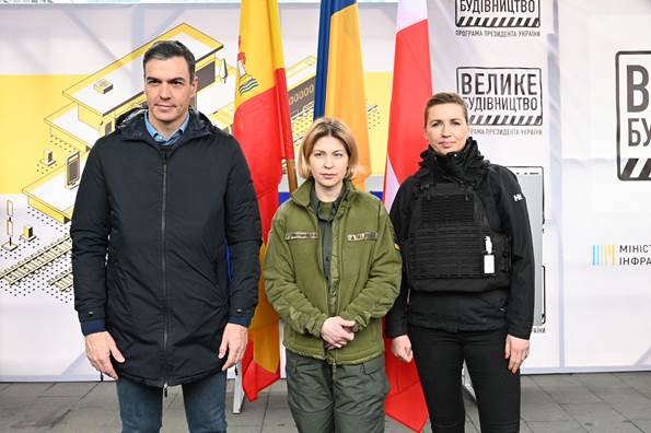 Spaniens premierminister til venstre i selskab med statsminister Mette Frederiksen til højre efter ankomst til Kyiv. I midten ses Olha Stefanishyna fra den ukrainske regering.