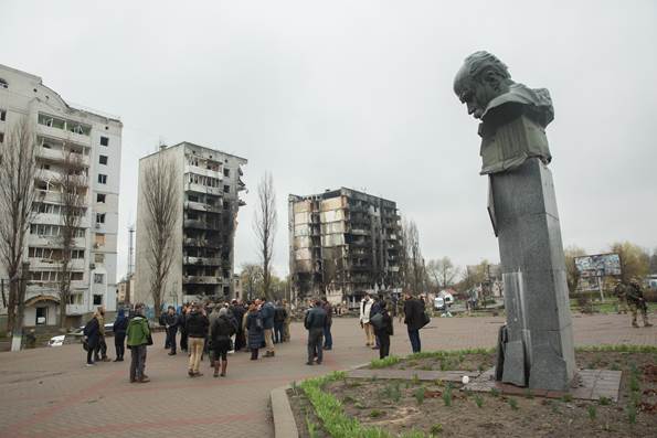 Billede fra Borodjanka i Ukraine, hvor statsminister Mette Frederiksen og den spanske premierminister Pedro Sanchez blev vist rundt under deres besøg den 21. april 2022, viser blandt andet et bombet ejendomskompleks.