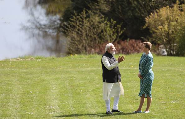 Indiens premierminister Narendra Modi under gåtur i haven på Marienborg med statsminister Mette Frederiksen.