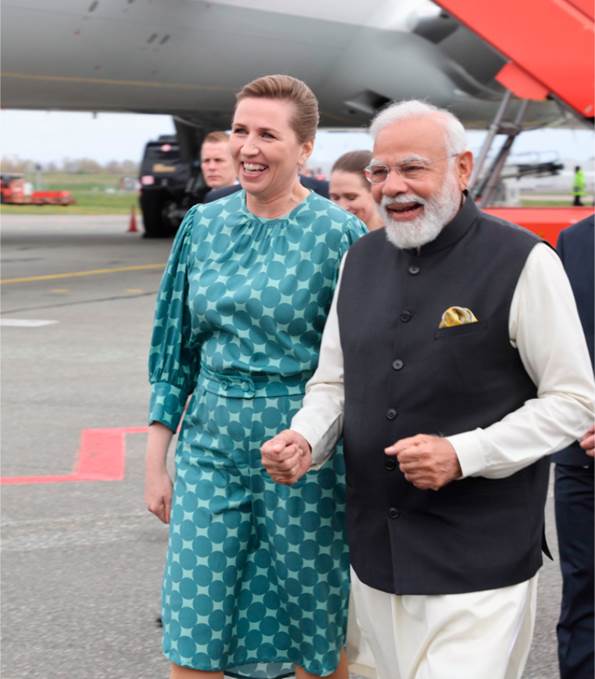 Statsminister Mette Frederiksen følger den indiske premierminister Narendra Modi fra flyet.