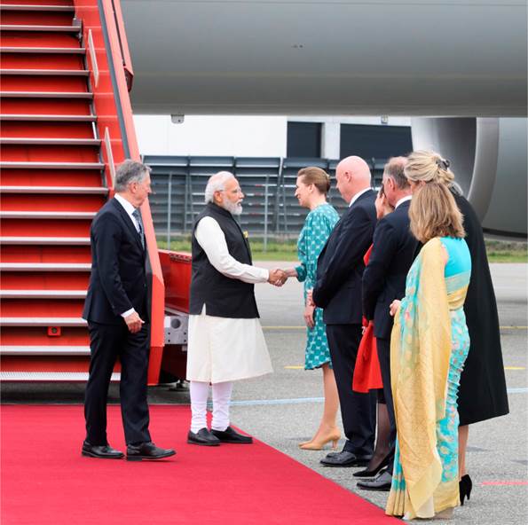 Den indiske premierminister Narendra Modi bliver budt velkommen til Danmark af statsminister Mette Frederiksen.