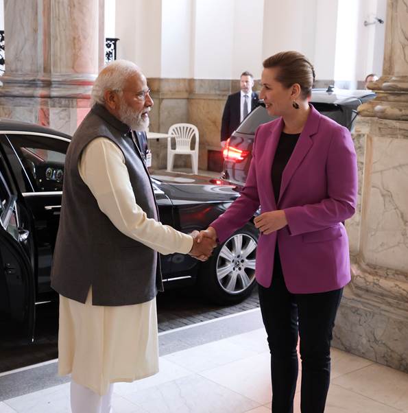 Statsminister Mette Frederiksen byder Indiens premierminister Modi velkommen i Dronningeporten
