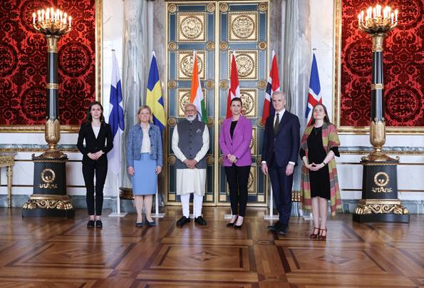 Familiefoto med den indiske premierminister og de nordiske statsministre