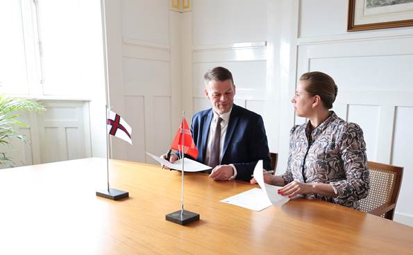 Lagmand Bárður á Steig Nielsen og statsminister Mette Frederiksen underskriver aftale om at bygge nyt fængsel på Færøerne.