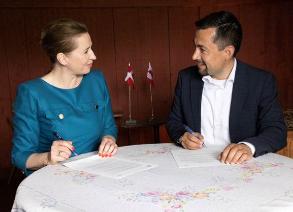 Statsminister Mette Frederiksen og landsstyreformand Múte B. Egede efter underskrift af aftale om historisk udredning.