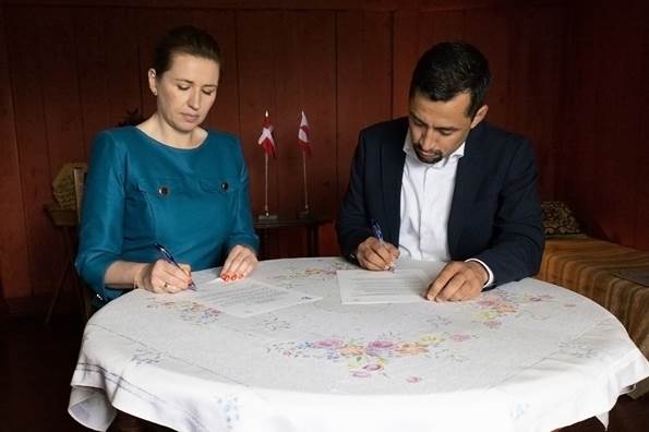 Statsminister Mette Frederiksen og landsstyreformand Múte B. Egede underskriver aftale om historisk udredning.