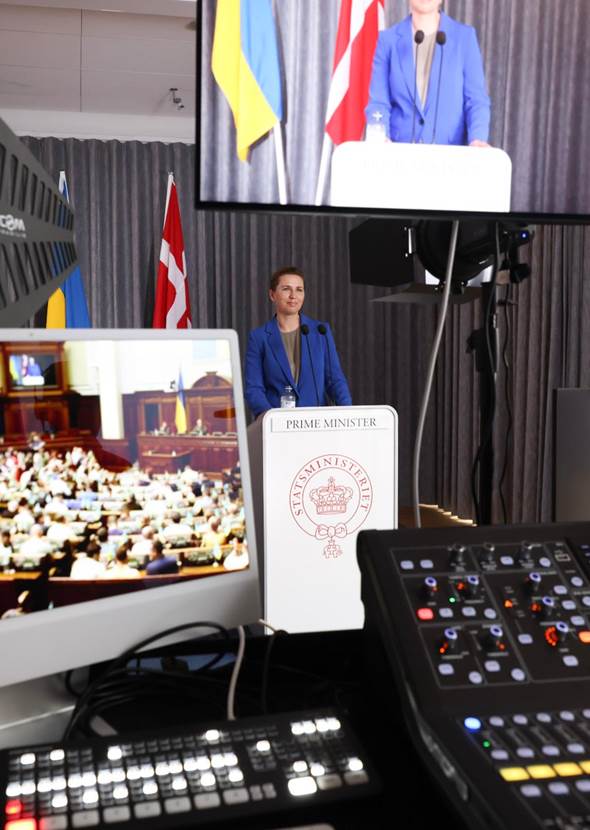 Statsministeren Mette Frederiksen taler via videolink til det ukrainske parlament.