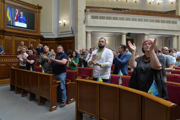 Tilhørerne i det ukrainske parlament med stående klapsalver ved Mette Frederiksens videotale.