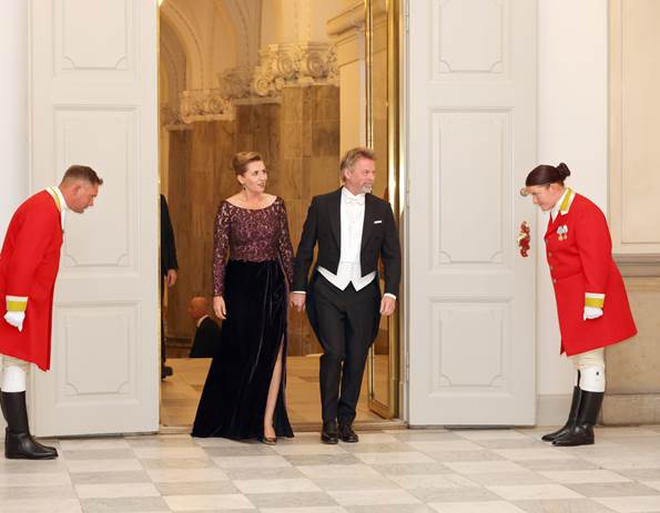 Statsminister Mette Frederiksen og hendes ægtefælle Bo Tengberg ankommer til Drabantsalen på Christiansborg Slot.